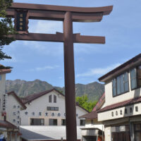 成就社大鳥居と旅館