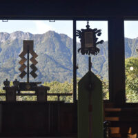 遥拝殿からみた石鎚山