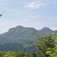 岩黒岳（左）と筒上山（右）