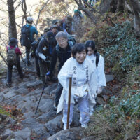 巻き道を登る信者