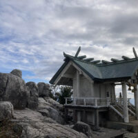 巨大な岩の上に立つ上宮