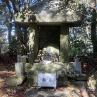 山頂にある石祠