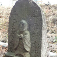 道標(追分)：稲生野近くの道標(追分)。 台石には「左まみわら」と「右こまかへり」とある。