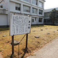 浜の館跡：中世の阿蘇氏の拠点。県立矢部高校内に礎石のみがある。 天正13(1585)年、島津氏の侵攻を受け、浜の館は焼失、幻のように消滅した。