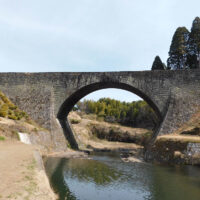 通潤橋：石造りの日本最大級の水路橋。高さ20.2m、長さ76m、嘉永7年(1854年）に完成した。今もなお白糸台地の約100haの水田を潤している。令和5(2023)年、土木構造物としては初めて国宝に指定された。放水の際の様子は壮観であり、多くの観光客を楽しませてくれる。