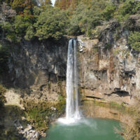 五老ヶ滝：通潤橋のすぐ下流にあり、高さ50m、対岸の吊り橋から望む全景はまた壮観である。