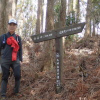 林道横断地点：5mほど西に登り口の標識がある。