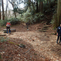 駒返峠：古い地蔵尊像とベンチが2つある。 カルデラ内の展望は良くない。左手奥に江戸時代にはあった という番小屋跡のスペースがある。