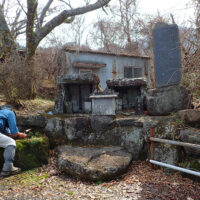 駒返峠登山口(ゴール)：グリーンロード側からの駒返峠への登山口 山の神や・観音像・石碑と湧水がある。