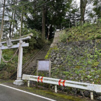 外牧阿蘇神社：寛文11年(1671年）の創建、延宝8年(1680年）現在地に遷宮され、天明5年(1785年）より寛政4年(1792年）にかけ大改修された。平成7年(1995年）全社殿焼失、翌平成8年(1996年）再建復興された。藩政時代、文政５年(1785年）の頃開削された南郷往還北向山ルートの西の入口として近くには代官所もおかれたという。