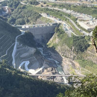 下方に見える立野ダム：樹間からほぼ完成した立野ダム(上流側)が見下ろされる。右側が立野台地。