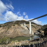 新阿蘇大橋：1km下流の立野ダムの試験湛水で貯水中