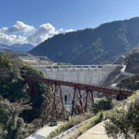 あそ立野ダム下流側：右側の山が北向山・北向谷原始林