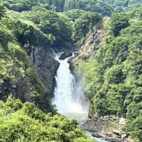 数鹿流ヶ滝：阿蘇谷の黒川と南郷谷の白川が合流する1㎞ほど上流の黒川の滝。高さ約60m、幅約30m、日本の滝百選の一つ。造瀑層は安山岩溶岩(赤瀬溶岩)で、滝の上流側には同溶岩の岩盤河床、下流側には深い渓谷が続く