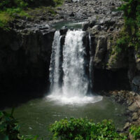 鮎返りの滝：南郷谷を流れる白川の下流、黒川と合流する地点の1㎞ほど上流にあり、滝の高さ約35～40m、幅9～30m。造瀑層はカルデラ形成直後頃と思われる玄武岩溶岩(鮎返り溶岩)で、滝の上流側には同溶岩の岩盤河床、下流側には深い渓谷がある。