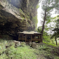 岩戸神社：永正4年(1507年）の創建と伝えられ大己貴神、少彦名神を祀り、併せて南北朝時代と推定される量感豊かな阿弥陀三尊も合祀され、今なお神仏混合の形を示す県下でも稀な神社である。渓谷を登ること1㎞、50m余りの垂直に屹立する断崖絶壁から落ちる清流の傍ら、深山幽谷の中にあり、絶壁の真下、半ば巌谷に入り込むように古い社が建っている