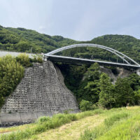 比丘尼谷：幅約200mほどの狭い谷であるが急峻であるため熊本方面から阿蘇谷、南郷谷に入る隘路となっていた。明治になってやっと車道が開通、今は国道57号線とＪＲ豊肥本線さらに県道の３本の鉄橋が隣接して並んで走っている。