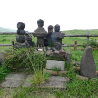 古坊中、車道脇に遺物がまとめておかれている