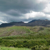 馬の背ルート正面には中岳の噴煙か雲か、怪しく行き交う　