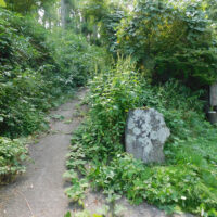 麓西巌殿寺先の車道からの登山道入り口