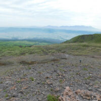 火山ガスと火山灰のため草もない砂礫地帯を登る