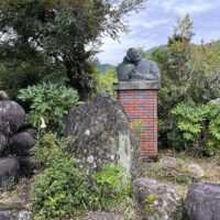 山王閣内の漱石像と記念碑