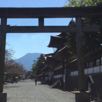 阿蘇神社の参道は阿蘇山中岳、阿蘇神社、国造神社が一本の線上に並んでいる。