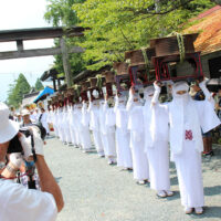 御田植神幸式(おんだ祭)：古式ゆかしき神々の行列と白装束を着た宇奈利(うなり)が青田の中を練り歩く。天孫降臨の際に、猿田彦が道案内をした故事にならうものであるが、阿蘇12神と火の神、水の神の御膳を頭に乗せて運ぶ姿は幻想的でもある。