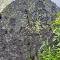 青石：日蓮上人が描かれているが風化しており判別困難