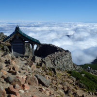 御前峰から白山比咩神社奥宮と雲海