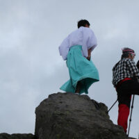 御来光を待つ間、神職によるお話しがある