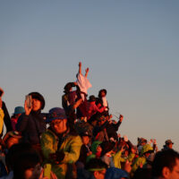 神職の万歳三唱に合わせて登山者も万歳三唱