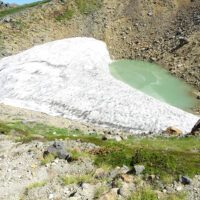 千蛇ヶ池と池に残る雪渓