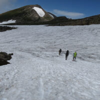 水屋尻雪渓からお池巡りコースに残る雪渓を歩く