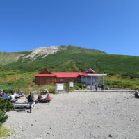 室堂前広場より白山比咩神社祈祷殿と御前峰