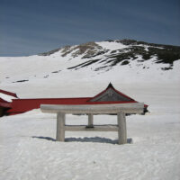 積雪期の白山比咩神社祈祷殿と御前峰