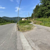 右手の舗装道路を入ると才ノ頭峠。人家になっている。