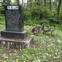 横川ダム建設で移転した石碑など