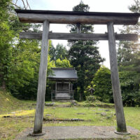 上杉謙信を祀る。明治9年(1876)に創建された。