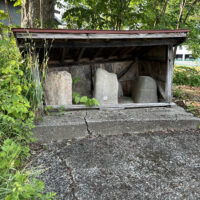 杉沢集落のバス停近くにある石碑群