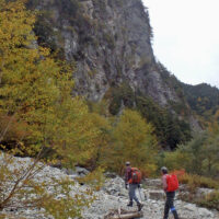 ガレ場を横切り高巻き道を行くと、次第に右下の針ノ木谷の流れが近づいてくる。