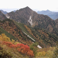 標高2350m、七倉岳の右に槍穂高が見えている。