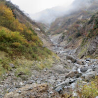 雪渓が消えた秋の籠川の谷は、道が荒れていて歩きにくい。