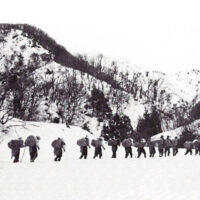 雪道を進む逓送隊：石崎直義著「写真集ふるさとの思い出　明治・大正・昭和　砺波」1982年　国書刊行会発行p107より転載