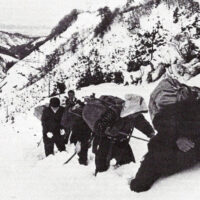 雪道を進む逓送隊：石崎直義著「写真集ふるさとの思い出　明治・大正・昭和　砺波」1982年　国書刊行会発行p107より転載