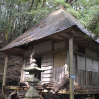 お堂の廃屋