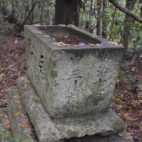 お堂の手水鉢明治十七年