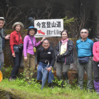 今宮登山口で　今回の古道調査に参加した人たち