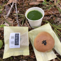 茶屋峠で提供を受けた美味しい抹茶とそば饅頭