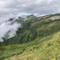 御前坂からは雄大な飯豊山から御西岳へ連なる山なみが見渡すことができる。